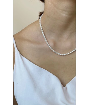 Thin Pearl necklace est présent 