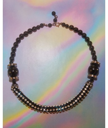 Collier noir et strass est présent 