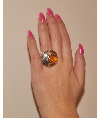 Bague cabochon orange est présent 